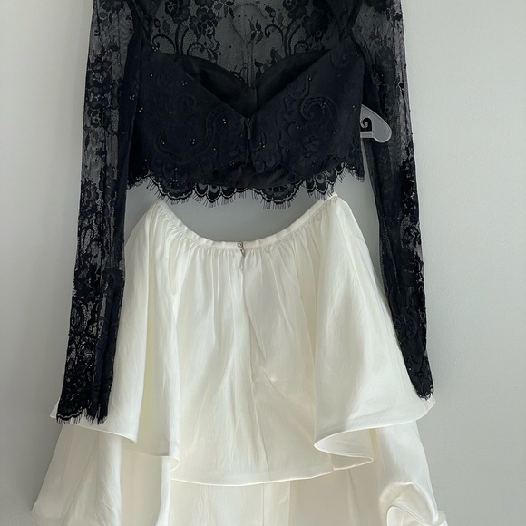 DON'T PASS UP THIS AUTHENTIC SHERRI HILL BLACK AND WHITE FORMAL PAID $525 - Picture 4 of 4